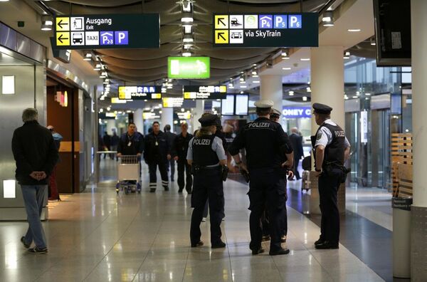 پلیس در فرودگاه - اسپوتنیک ایران  