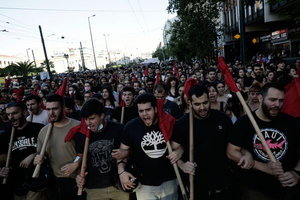 
پلیس یونان به سمت تظاهرکنندگان در سالونیکا دومین شهر بزرگ یونان تجمع کرده بودند، گاز اشک آور شلیک کرد.
 - اسپوتنیک ایران  