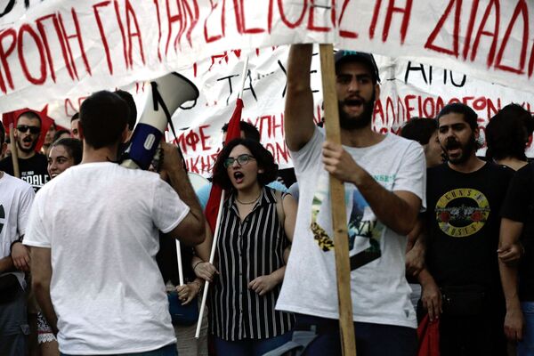 تظاهرکنندگان در آتن، به دلیل محدودیت های تعیین شده در خصوص میتینگ ها به اعتراض پرداختند.  - اسپوتنیک ایران  