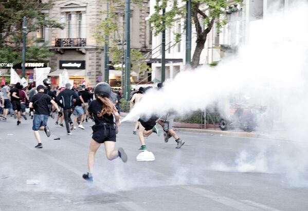 
پلیس یونان به سمت تظاهرکنندگان در سالونیکا دومین شهر بزرگ یونان تجمع کرده بودند، گاز اشک آور شلیک کرد.
 - اسپوتنیک ایران  