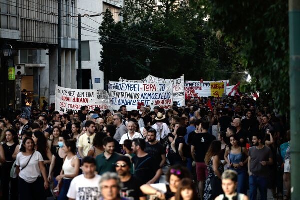 تظاهرکنندگان در آتن، به دلیل محدودیت های تعیین شده در خصوص میتینگ ها به اعتراض پرداختند.  - اسپوتنیک ایران  