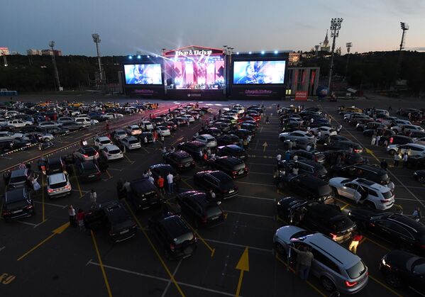 افتتاح پارکینگ « کنسرت - سینما -ماشین» در مسکو
جشنواره «درایو لایو2020» در لوژنیکی مسکو - اسپوتنیک ایران  