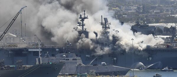 آتش‌سوزی در عرشه کشتی جنگی آمریکایی «یو اس اس بونهام ریچارد» مستقر در بندر «سن‌دیه‌گو» در جنوب غربی ایالات متحده  - اسپوتنیک ایران  