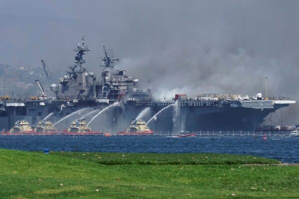 آتش‌سوزی در عرشه کشتی جنگی آمریکایی «یو اس اس بونهام ریچارد» مستقر در بندر «سن‌دیه‌گو» در جنوب غربی ایالات متحده - اسپوتنیک ایران  