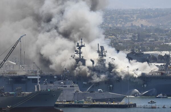 آتش‌سوزی در عرشه کشتی جنگی آمریکایی «یو اس اس بونهام ریچارد» مستقر در بندر «سن‌دیه‌گو» در جنوب غربی ایالات متحده - اسپوتنیک ایران  