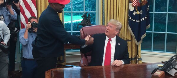 خواننده رپ کانیه وست در زمان ملاقاتش با دونالد ترامپ رئیس جمهور آمریکا در کاخ سفید، سال ۲۰۱۸ - اسپوتنیک ایران  