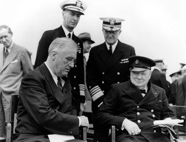 فرانکلین روزولت رئیس جمهور آمریکا و نخست وزیر بریتانیا وینسون چرچیل در پایگاه دریایی نظامی ارجنتیا ، سال ۱۹۴۱ - اسپوتنیک ایران  