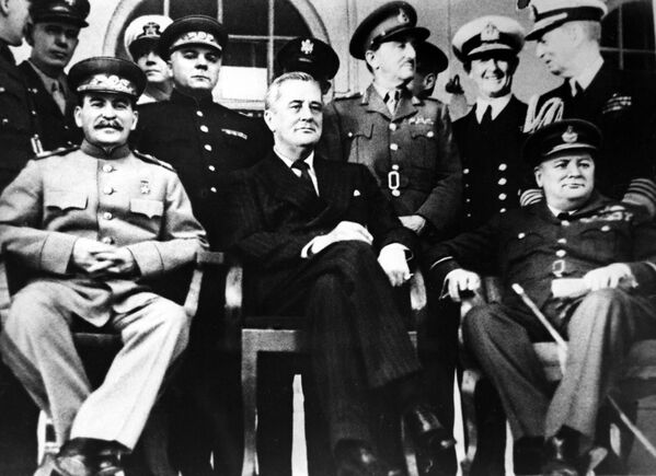 استالین رهبر شوروی، روزولت رئیس جمهور آمریکا و چرچیل نخست وزیر بریتانیا در کنفرانس تهران، سال ۱۹۴۳ - اسپوتنیک ایران  