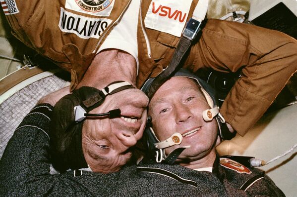 دیدار فضانوردان اتحاد جماهیر شوروی و فضانوردان آمریکایی پس از رسیدن فضاپیمای سایوز - آپولو - اسپوتنیک ایران  