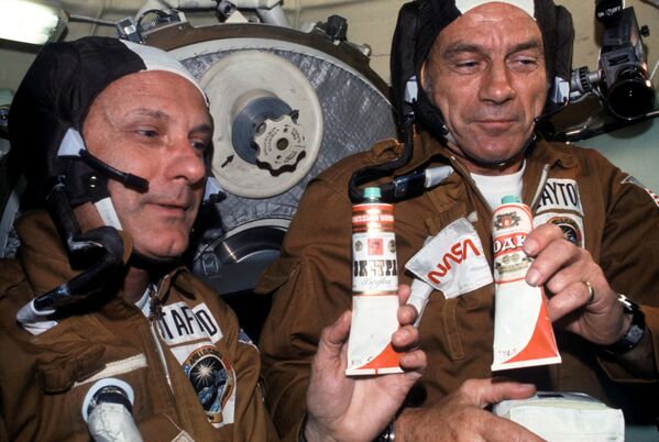 فضانوردان توماس پتن استفورد و دونالد کنت اسلایتون با نی از بورش و ودکا پس از رسیدن فضاپیمای سایوز - آپولو - اسپوتنیک ایران  
