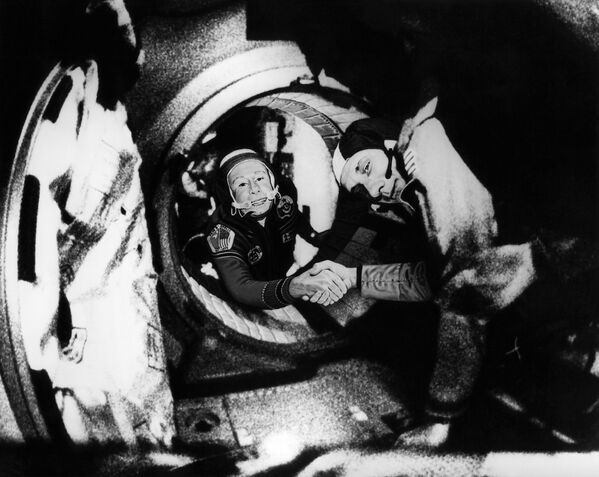 الکسی لئونوف خلبان و فضانورد اتحاد جماهیر شوروی و فضانورد آمریکایی توماس پاتن استفورد به عنوان بخشی از پروژه آزمایشی آپولو - سایوز دست تکان می دهند - اسپوتنیک ایران  