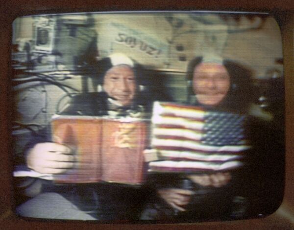 فضانورد اتحاد جماهیر شوروی الکسی لئونوف (سمت چپ) و فضانورد آمریکایی توماس استفورد، در اولین کنفرانس مطبوعاتی فضایی در طی یک پرواز آزمایشی از فضاپیمای آپولو - سایوز در ژوئیه سال ۱۹۷۵، به سؤالات خبرنگاران پاسخ دادند. - اسپوتنیک ایران  