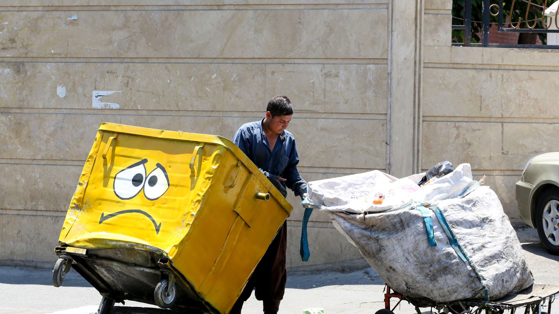 Очистка мусорного контейнера с нарисованным смайликом для информирования о COVID-19 в Тегеране  - اسپوتنیک ایران  , 1920, 16.02.2022