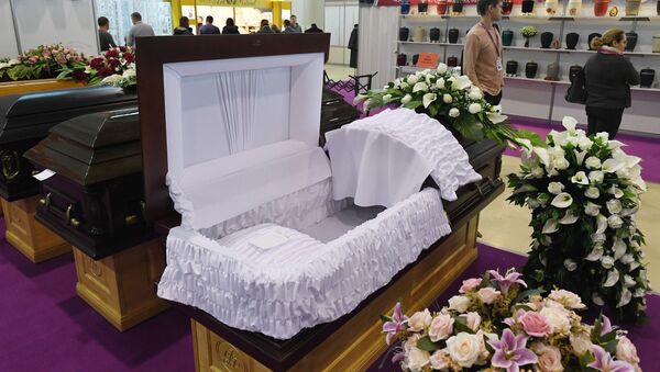زنی که می خواست در مراسم تشییع جنازه خود حضور پیدا کند، به آرزوی خود رسید - اسپوتنیک ایران  