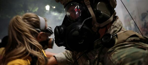 علیه معترضین در پورتلند از گاز اشک آور و بمب صوتی استفاده شد+ویدیو علیه معترضین در پورتلند از گاز اشک آور و بمب صوتی استفاده شد+ویدیو - اسپوتنیک ایران