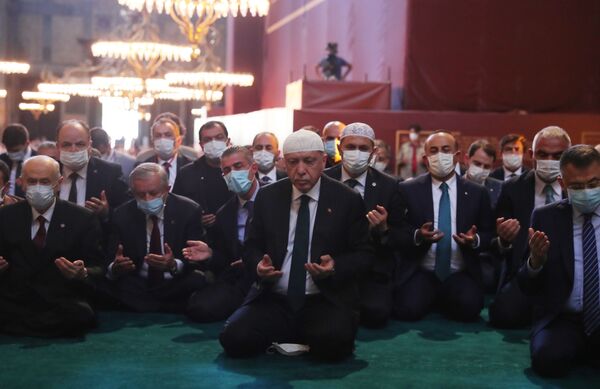 رجب طیب اردوغان در حال خواندن نماز در ایاصوفیه استانبول - اسپوتنیک ایران  