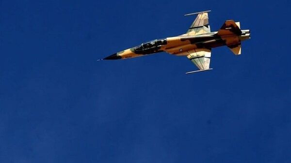 پرواز جنگنده کوثر در مراسم روز ارتش ایران  - اسپوتنیک ایران  