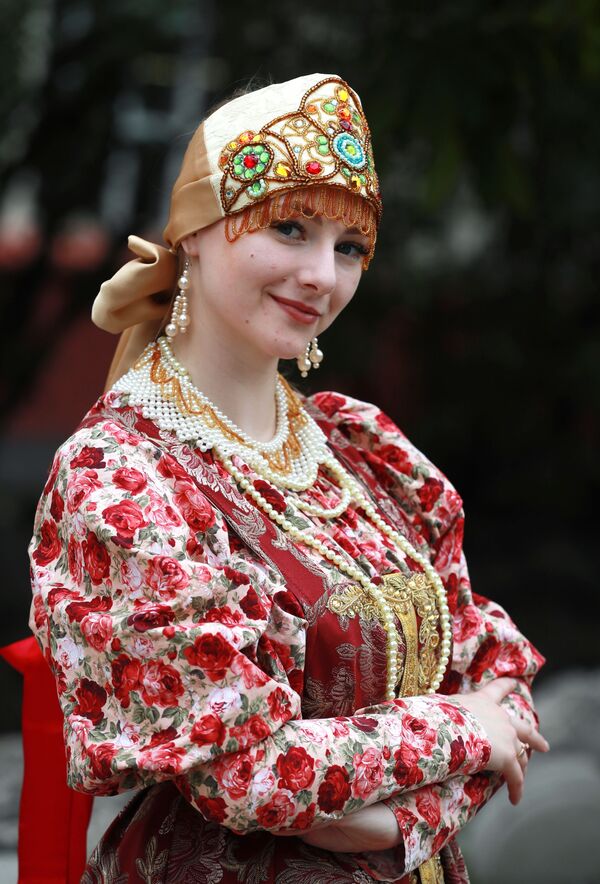 دختری با لباس ملی روسیه در مراسم راه اندازی قطار ویژه هنرهای تجسمی روسیه در مترو مسکو - اسپوتنیک ایران  