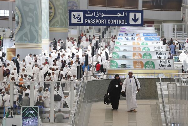 زائران در فرودگاه جده عربستان سعودی - اسپوتنیک ایران  