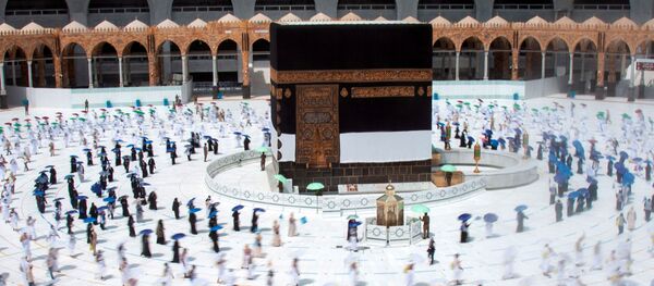 زائران حج تمتع در حال طواف خانه خدا با رعایت فاصله اجتماعی - اسپوتنیک ایران  