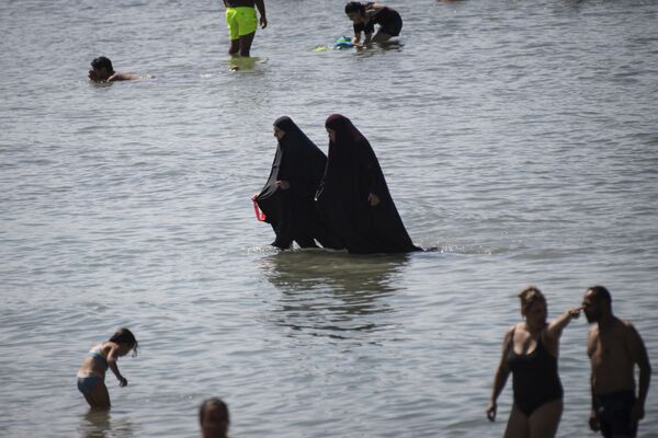 زنان مسلمان با چادر در ساحل مارسل در فرانسه - اسپوتنیک ایران  