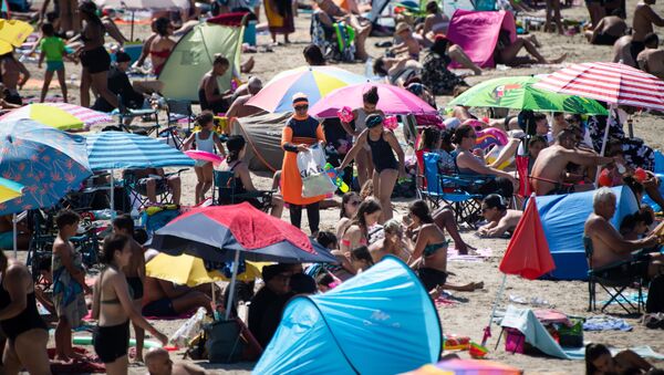Люди на пляже Пуант-Руж в Марселе, Франция  - اسپوتنیک ایران  
