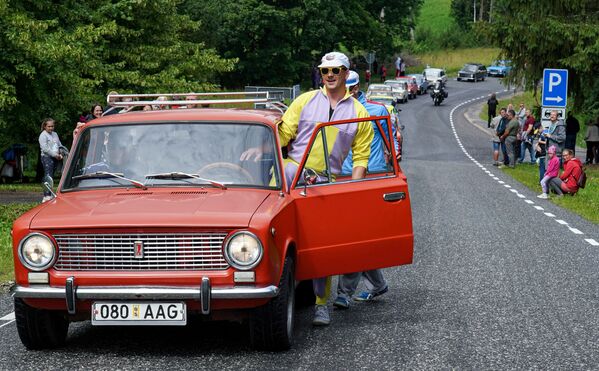 رژه خودروهای لادا در 50-مین سالگرد ساخت این خودرو در استونی - اسپوتنیک ایران  