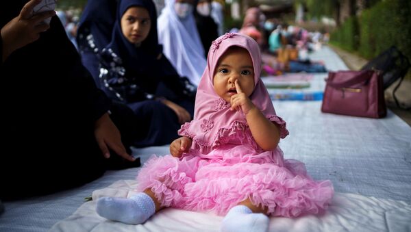 دختربچه مسلمان در مرکز اسلامی در بانکوک تایلند - اسپوتنیک ایران  