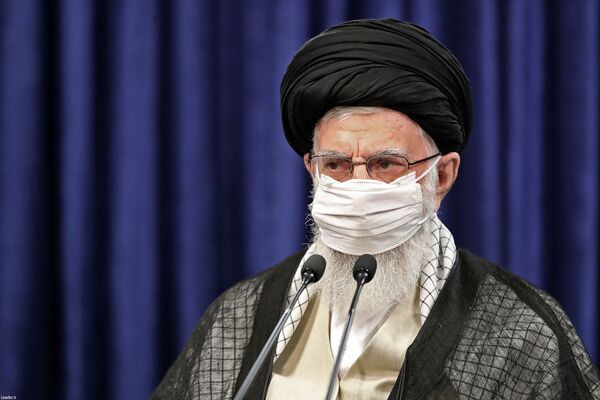 رهبر ایران آیت الله خامنه ای با ماسک در مراسم عید قربان - اسپوتنیک ایران  