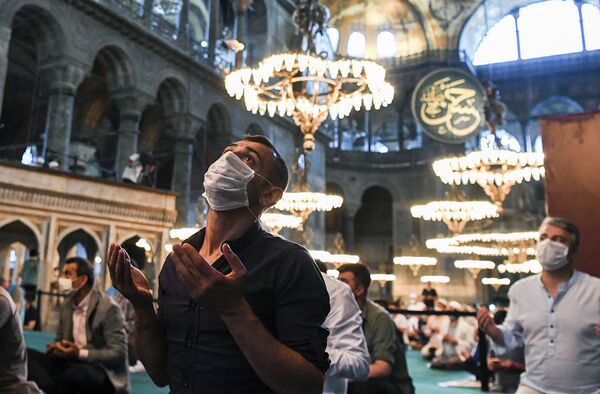مسلمانان با ماسک در مسجد ایاصوفیه در استانبول - اسپوتنیک ایران  