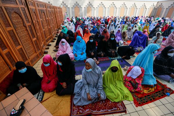 مسلمانان نیجریه در حال خواندن نماز در مراسم عید قربان - اسپوتنیک ایران  