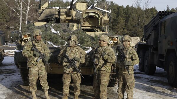 Американские солдаты около бтр перед началом совместных военных учений с польской армией в Польше. Архивное фото - اسپوتنیک ایران  