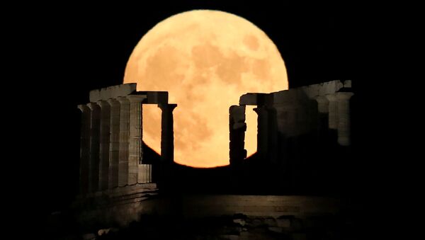 قرص کامل ماه
در آسمان یونان - اسپوتنیک ایران  