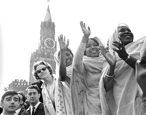 گردشگری رمانتیک شوروی و امروز
توریست‌های خارجی در میدان سرخ مسکو، سال 1969 میلادی - اسپوتنیک ایران  