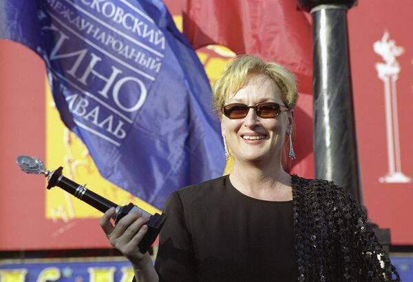 هنرپیشه آمریکایی مریل استریپ در مراسم اختتامیه فستیوال بین المللی فیلم مسکو، سال ۲۰۰۴ - اسپوتنیک ایران  