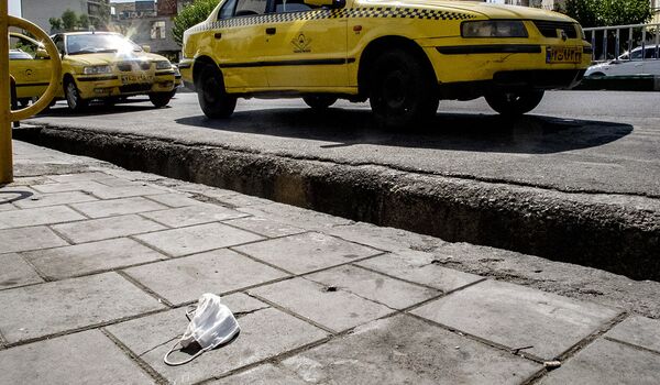 ماسک و دستکش های دور ریخته شده در خیابان های تهران - اسپوتنیک ایران  