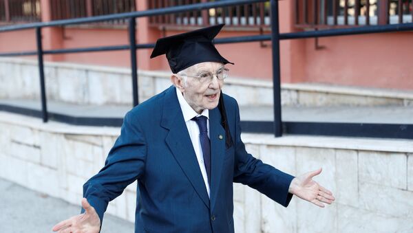 یک مرد 96 ساله ایتالیایی از دانشگاه فارغ التحصیل شد + ویدئو - اسپوتنیک ایران  