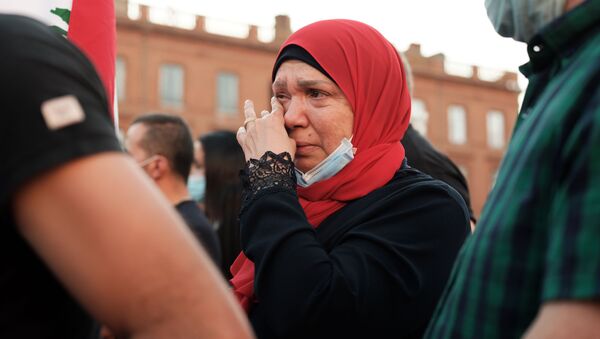 یک زن در گردهمایی در تولوز فرانسه برای حمایت از قربانیان انفجار بیروت گریه می کند. - اسپوتنیک ایران  