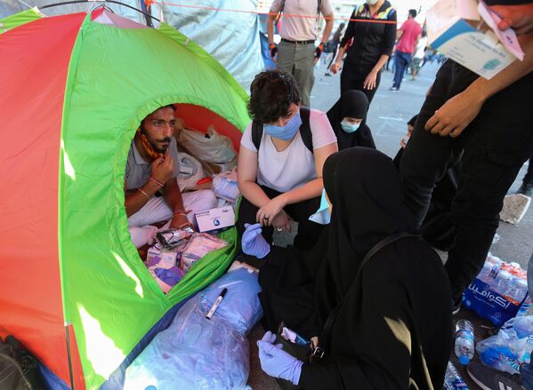 داوطلبان کمک های بشردوستانه را برای قربانیان انفجار در بندر بیروت لبنان جمع می کنند - اسپوتنیک ایران  