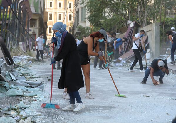 داوطلبان خیابان های تحت تأثیر انفجار در بندر بیروت را تمیز می کنند - اسپوتنیک ایران  