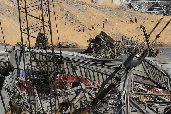 امدادگران در محل انفجار قدرتمند در بندر بیروت لبنان، قربانیان را جستجو می کنند - اسپوتنیک ایران  