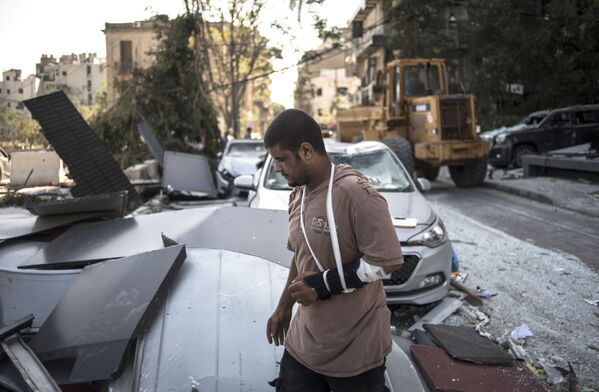 یکی از ساکنان بیروت در منطقه آسیب دیده از انفجار شهر - اسپوتنیک ایران  