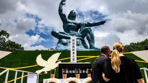 مردم در پارک صلح در ناکازاکی در زمان مراسم بزرگداشت یاد قربانیان بمباران اتمی در ژاپن - اسپوتنیک ایران  