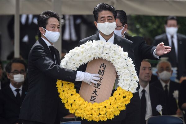 نخست وزیر ژاپن شینزو آبه در جریان مراسم بزرگداشت یاد قربانیان بمباران اتمی در ناکازاکی - اسپوتنیک ایران  