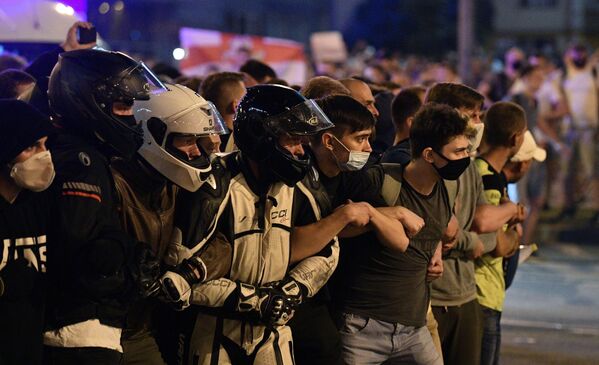 تظاهرات شبانه پس از انتخابات ریاست جمهوری در بلاروس
مینسک - اسپوتنیک ایران  