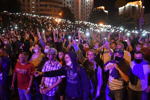 تظاهرات شبانه پس از انتخابات ریاست جمهوری در بلاروس
مینسک - اسپوتنیک ایران  