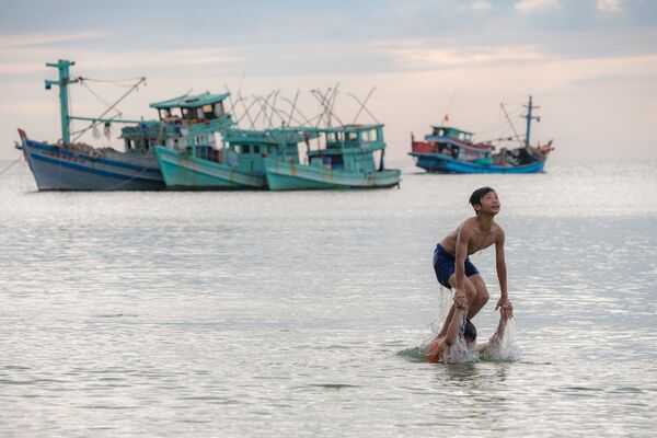 شنا در جزیره فوکوک ویتنام - اسپوتنیک ایران  