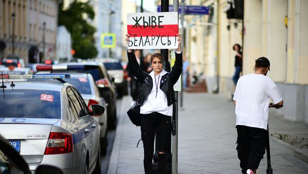 دختری با تابلو «زنده باد بلاروس» نزدیک سفارت بلاروس در مسکو - اسپوتنیک ایران  