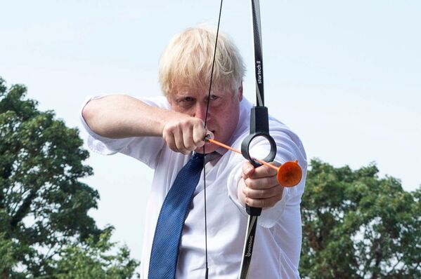 نخست وزیر بریتانیا باریس جانسون در حال تیراندازی با کمان در اردوگاه تابستانی Premier Education в Sacred Heart of Mary Girls در لندن - اسپوتنیک ایران  