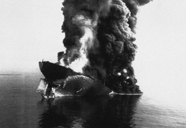 وقتی آب زلال، سیاه شد 
نشت نفت در سواحل ایتالیا در سال 1991 میلادی - اسپوتنیک ایران  